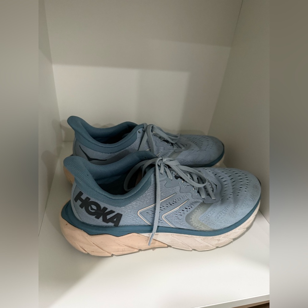HOKA one one periwinkle Arahi 5 Wide support shoe (insoles are removed)